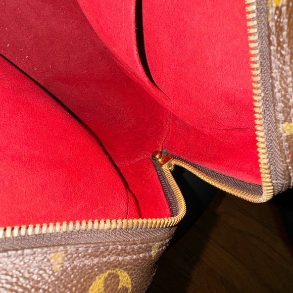 LOUIS VUITTON
Monogram Canvas Excentri-Cite Bag with strap - Picture 16 of 17